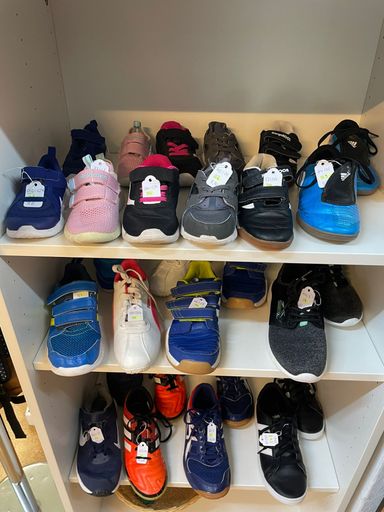 Hallenturnschuhe sind auch im Sortiment!